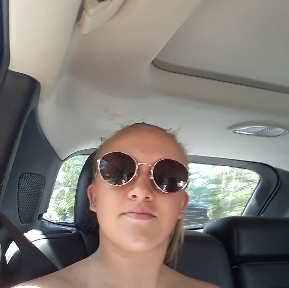 Meet your Posher, Kayla